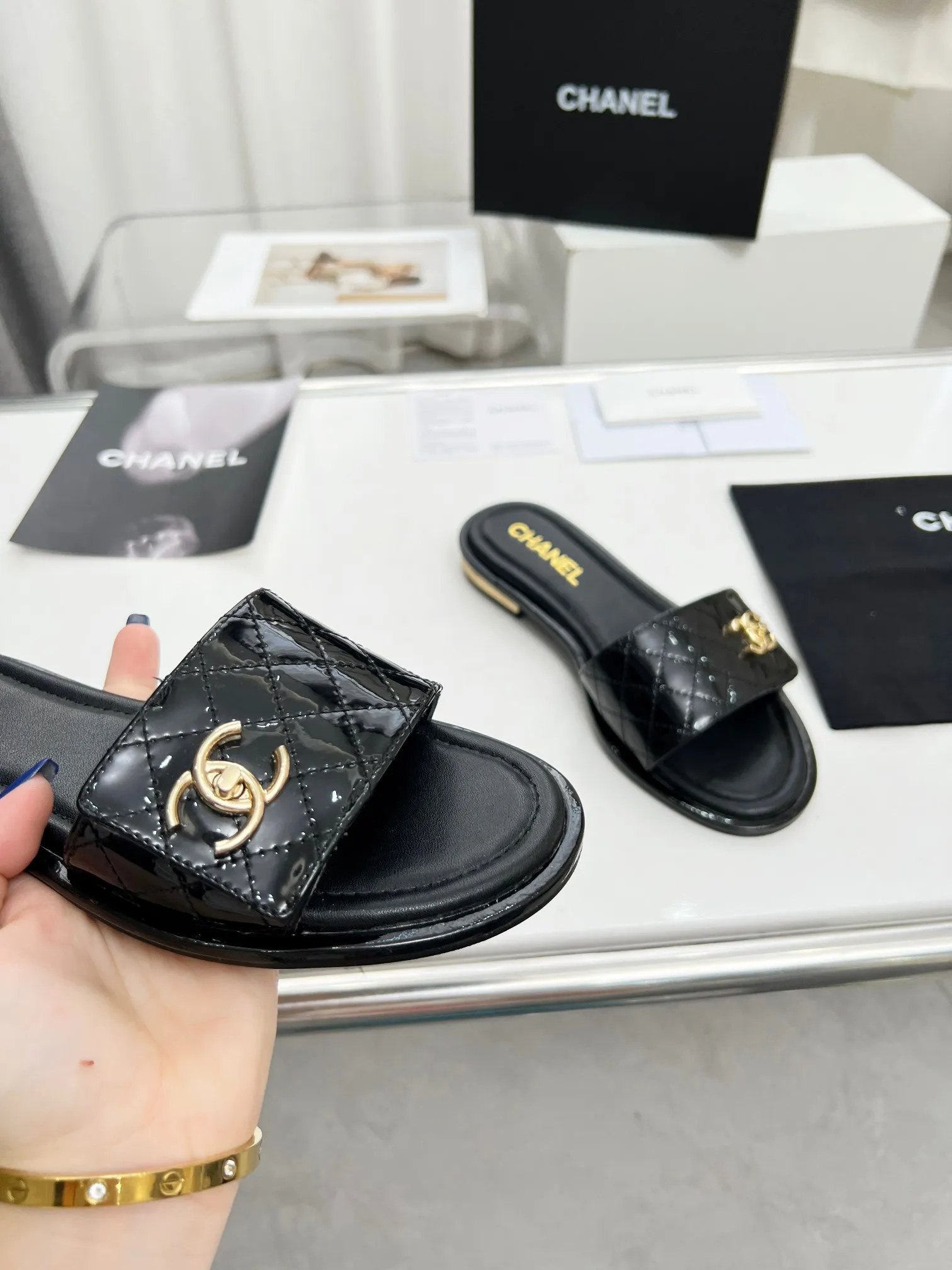 👟👟Ex-factory price 400👟👟 Genuine leather outsole Chanel24👟👟Ex-factory price Chanel 2024 spring and summer new Mier slippers, a summer must-have, goddess series, with the elegant and ladylike temperament of the Chan family, super durable and irresistible. The upper is made of original molded hardware buckles and electric embroidery, and the sheepskin lining is soft and comfortable. 🇮🇹 ▪️Size: 35-41